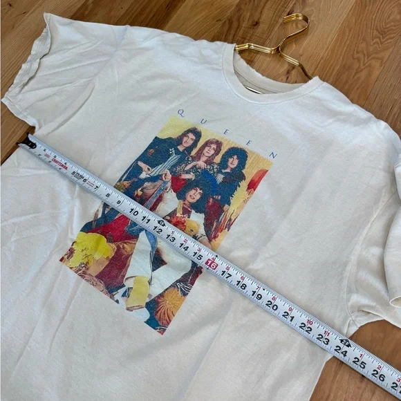 Queen NWOT Band XL Tee Graphic Distressed Ivory T-Shirt by Livy Lu T9 - Picture 7 of 7